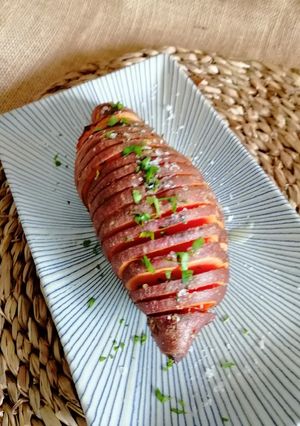 Una foto de Boniato Hasselback al ajo y perejil