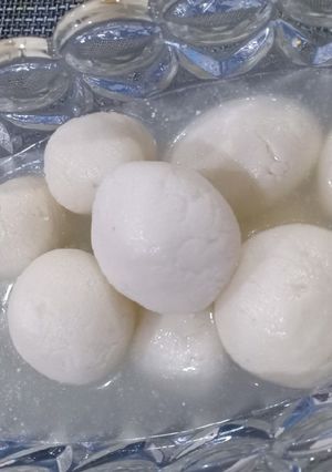 छेना रसगुल्ला (chena rasgulla recipe in Hindi) रेसिपी मुख्य फोटो