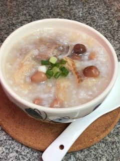廣東粥1:柴魚花生豬骨粥 的食譜成品照片