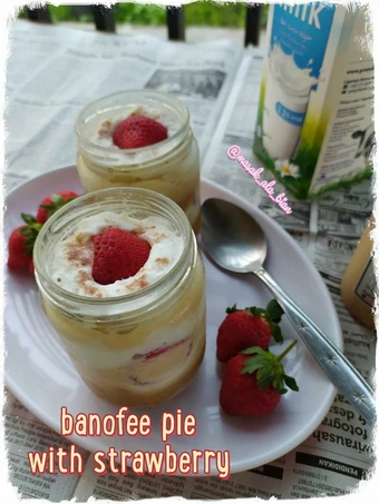 Cara Simple Menyiapkan Resep  Banofee Pie with Strawberry yang Sempurna, Bisa Manjain Lidah