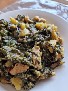 Una foto de Revuelto de acelgas con patatas y pollo estilo oriental