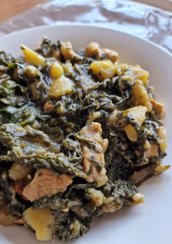 Una foto de Revuelto de acelgas con patatas y pollo estilo oriental
