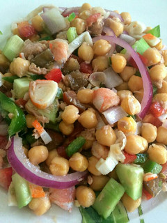 Una foto de Ensalada marinera de garbanzos