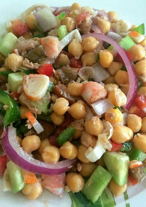 Una foto de Ensalada marinera de garbanzos