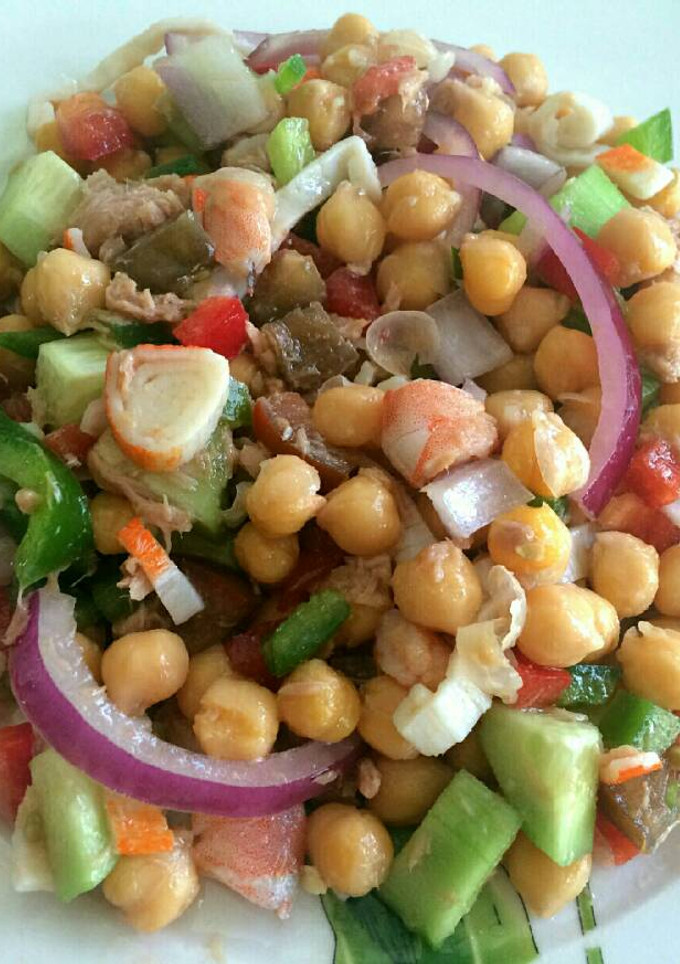 Una foto de Ensalada marinera de garbanzos