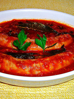 Una foto de Salchichas frescas en salsa de tomates al aroma de apio
