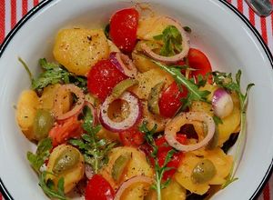 Mediterrán burgonyasaláta paradicsommal, olajbogyóval, rukkolával (vegán) recept fotója