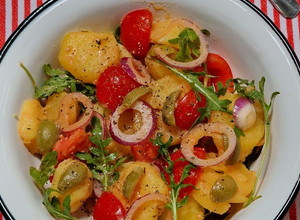 Mediterrán burgonyasaláta paradicsommal, olajbogyóval, rukkolával (vegán) recept fotója