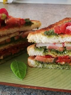 Una foto de Sándwich triple sorpresa