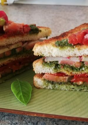 Una foto de Sándwich triple sorpresa