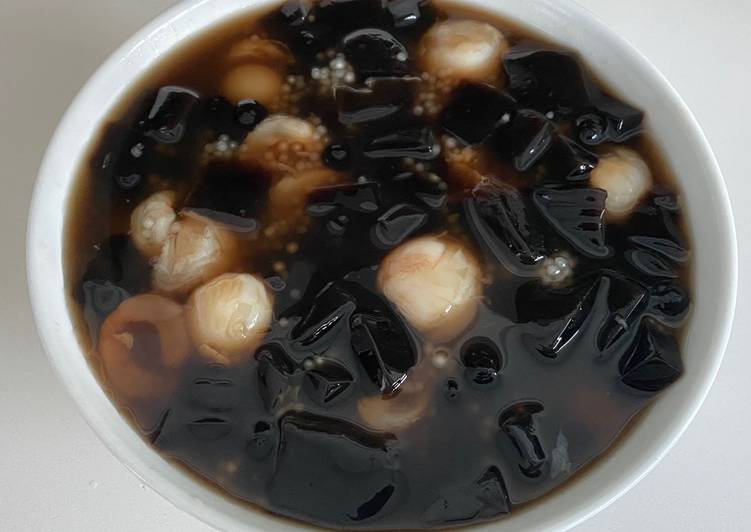 Grass jelly with lychees, tapioca pearls, glutinous rice balls and sago dessert