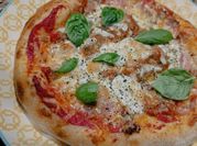 Una foto de restos de masa de pizza