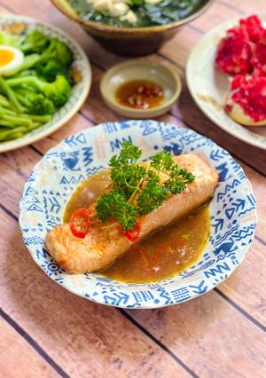 A picture of Vietnamese Braised Salmon (Cá Hồi Kho Tộ).