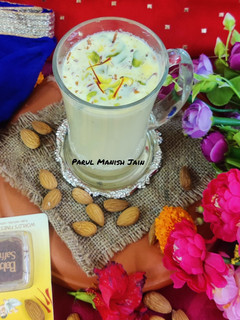 केसर बादाम मिल्क (kesar badam milk recipe in Hindi) रेसिपी मुख्य फोटो