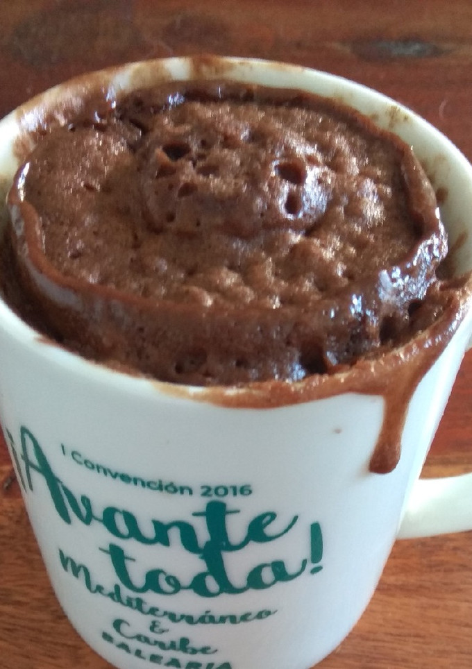 Una foto de Mug Cake de chocolate en taza