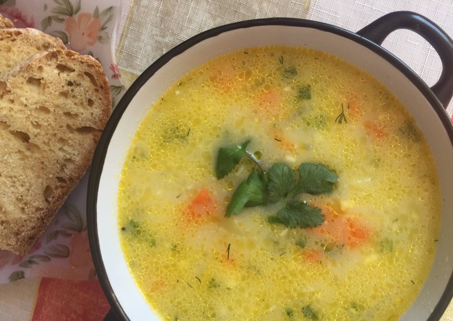 Французский куриный суп с плавленным сыром. Сырный суп с копчёными колбасками, картофелем и рисом. Сырный суп с шампиньонами и брокколи. Французский суп пюре. Сырный суп чеддер.
