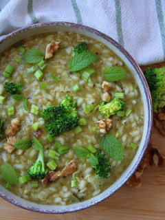 Una foto de Risotto de verduras y pesto