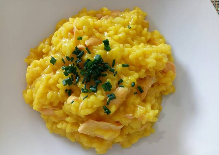 Risotto with fresh salmon fillet and saffron