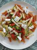 Ensalada de pasta de lentejas rojas