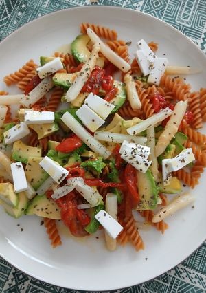 Foto principal de Ensalada de pasta de lentejas rojas