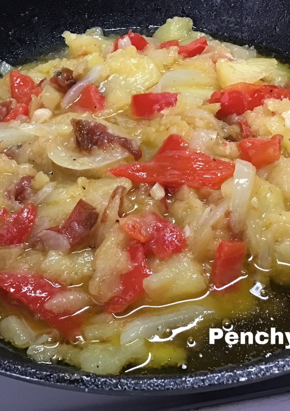 Una foto de Fritada de patatas variada al vino blanco