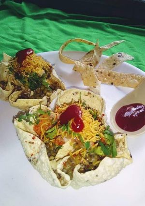 A picture of Papad katori chat.
