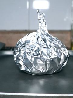 Una foto de Chaska empapelada con tocino y champiñones