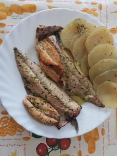 Una foto de Caballa al horno con láminas de patata