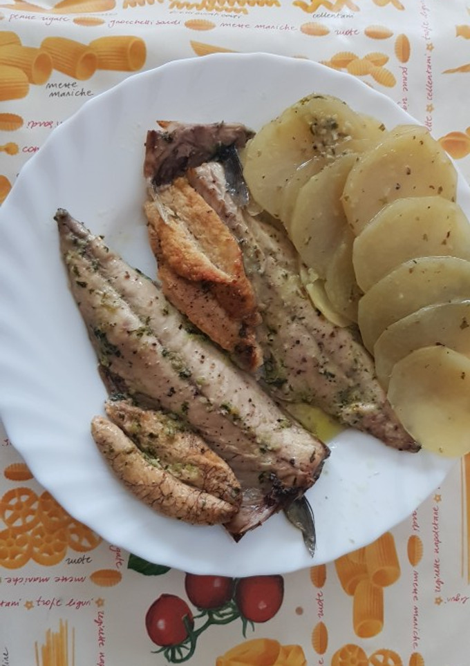 Una foto de Caballa al horno con láminas de patata