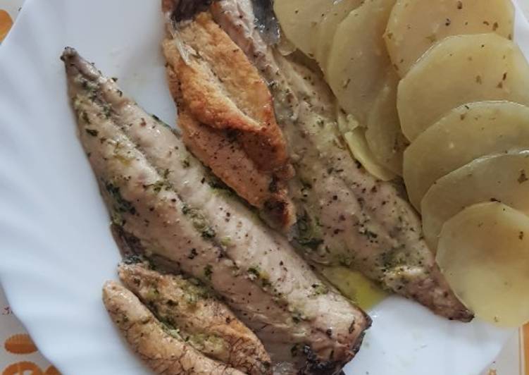 Caballa al horno con láminas de patata