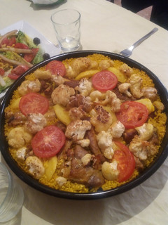 Una foto de Arroz con col y costillas🐖🥘🍅🍷🍽😋