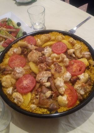 Una foto de Arroz con col y costillas🐖🥘🍅🍷🍽😋