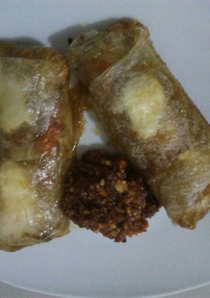 Una foto de Rollitos primavera con salsa de cacahuate