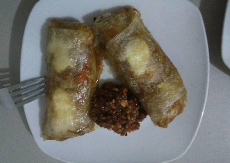 Rollitos primavera con salsa de cacahuate