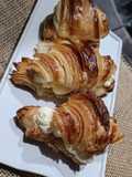 Croissant relleno de frosting de queso