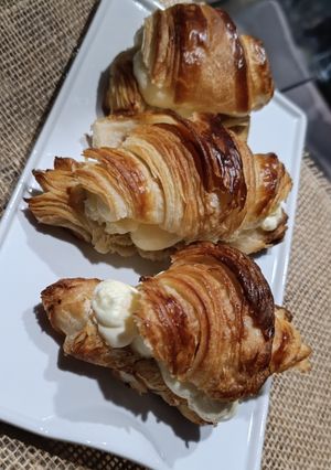Una foto de Croissant relleno de frosting de queso