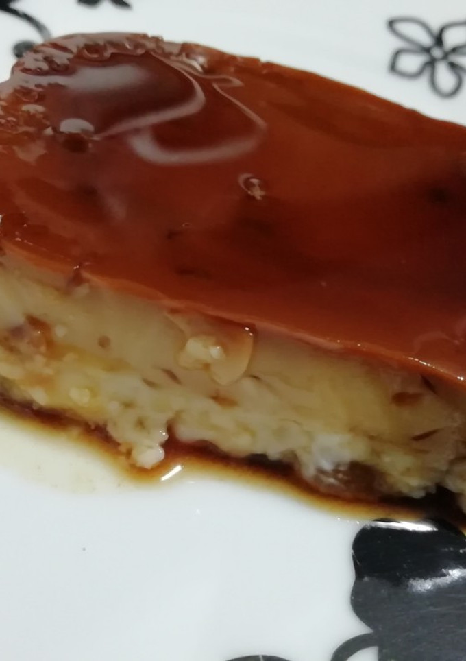 Una foto de Crema de queso con tocino de cielo y piñones
