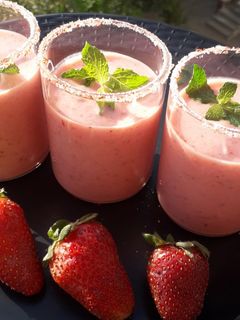 स्ट्रॉबेरी लस्सी (Strawberry Lassi recipe in Hindi) रेसिपी मुख्य फोटो
