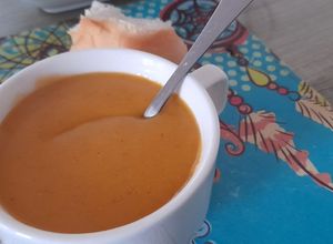 Una foto de Crema de lentejas rojas y zapallito en miomat
