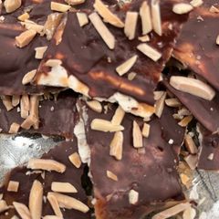 A picture of Matzoh toffee.