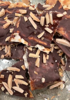 A picture of Matzoh toffee.
