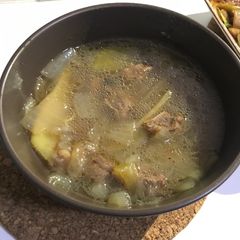 A picture of Simple beef and onion soup.
