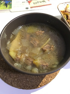 A picture of Simple beef and onion soup.