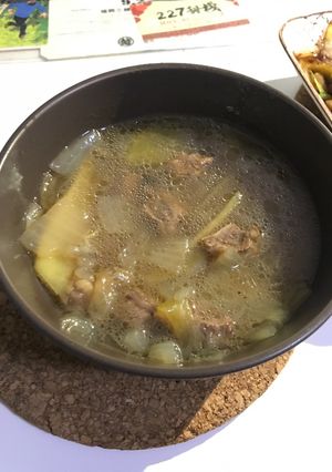 A picture of Simple beef and onion soup.