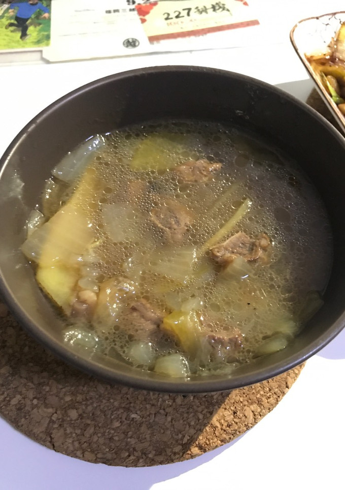 A picture of Simple beef and onion soup.