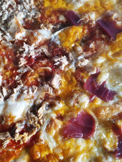 Una foto de Pizza fifty-fifty