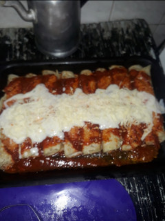Una foto de Canelones de verdura y ricota, salsa blanca y roja