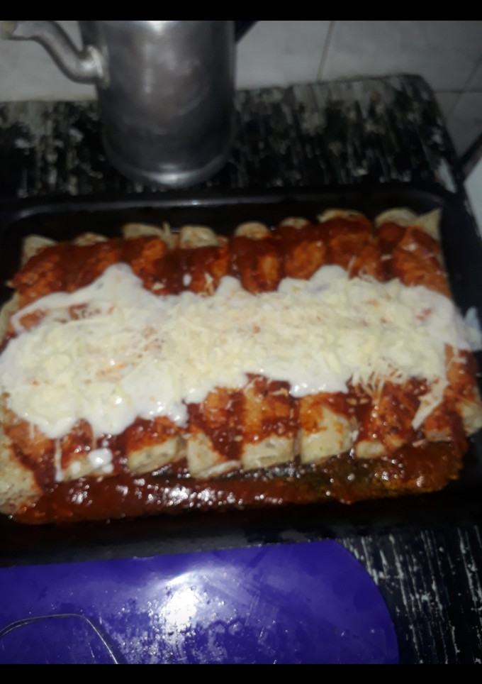 Una foto de Canelones de verdura y ricota, salsa blanca y roja