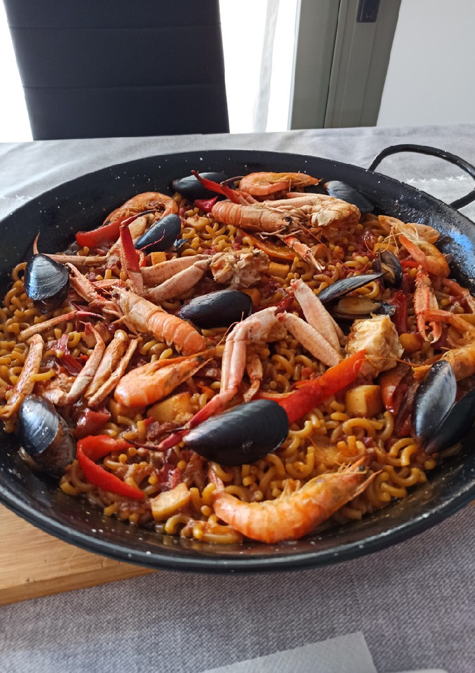 Una foto de Fideuá de marisco