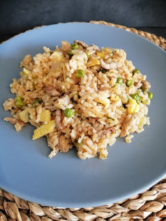 Una foto de NASI GORENG (arroz frito malayo)